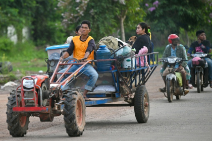 Des civils cambodgiens fuient leurs foyers près de la frontière avec la Thaïlande dans la province d'Otdar Mean Cheay, le 25 juillet 2025 - TANG CHHIN Sothy (AFP)