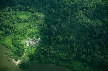 Vue aérienne d'un village de la terre indigène Koatinemo dans l'Etat du Pará, au Brésil, le 13 juin 2025 - Gustavo IZUS, Gabriela VAZ (AFP)