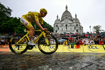 Le Slovène Tadej Pogacar dans la butte Montmartre lors de la dernière étape du Tour de France, à Paris, le 27 juillet 2025 - Loic VENANCE (AFP)