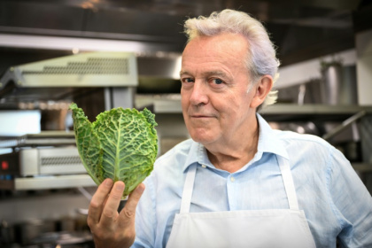 Le chef Alain Passard pose dans son restaurant l'Arpège à Paris où il sert désormais une cuisine exclusivement végétale, le 22 juillet 2025 - BERTRAND GUAY (AFP)