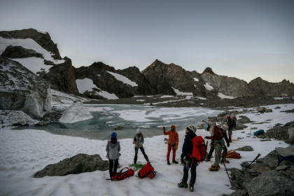 Des randonneurs s'apprête à gravir le glacier de la Selle dans le massif des Ecrins à  Saint-Christophe-en-Oisans, en Isère, le 9 juillet 2025 - JEFF PACHOUD (AFP)