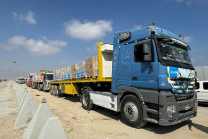 Des camions transportant de l'aide humanitaire attendent d'être autorisés à traverser dans le sud de la bande de Gaza, le 28 juillet 2025 - Jorge NOVOMINSKY (AFP)