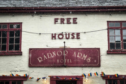 Photo de la façade du pub Radnor Arms, dans le village de New Radnor au Pays de Galles, le 6 juin 2025 - Daniel MATTHEWS (AFP)