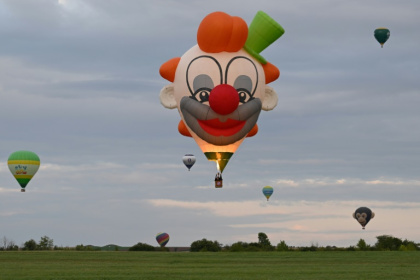 Des montgolfières survolent la base de Chambley-Bussières, en Meurthe-et-Moselle, à l'occasion du festival Enenvol, le 28 juillet 2025 - Jean-Christophe VERHAEGEN (AFP)