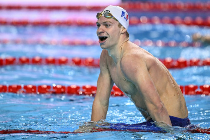 Léon Marchand célèbre sa victoire et son record du monde en demi-finale du 200 m quatre nages lors des Championnats du monde à Singapour, le 30 juillet 2025 - Oli SCARFF (AFP)