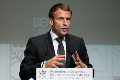 Emmanuel Macron au musée du Quai Branly, à Paris, le 27 octobre 2021 où sont exposés des trésors du Bénin avant leur restitution - Michel Euler (AFP)