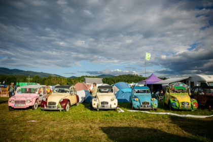 Des 2CV du constructeur français Citroën rassemblées à Postojna en Slovénie, le 30 juillet 2025 - Jure Makovec (AFP)