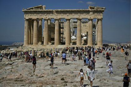 Des touristes le visitent le Parthenon, à Athènes, le 14 juin 2023 - Louisa GOULIAMAKI (AFP)