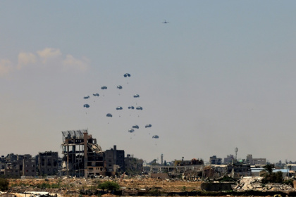 Parachutage d'aide humanitaire par un avion de l'armée allemande, à Nousseirat, dans le centre de la bande de Gaza, le 4 août 2025 - - (AFP)