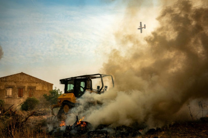 Un Canadair de la Sécurité civile survole un incendie dans le département de l'Aude, près de Ribaute et de Saint-Laurent-de-la-Cabrerisse, sur une photo prise le 6 août et diffusée le 7 août 2025 par la Sécurité civile - Handout (AFP)