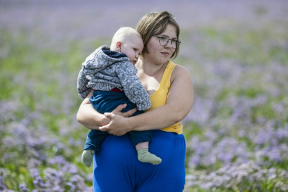 Anne-Marie et son bébé au Crotoy, dans la baie de Somme, le 30 juillet 2025 - Sameer Al-DOUMY (AFP)