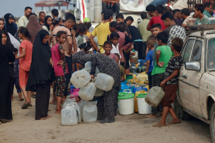Des Palestiniens font la queue pour remplir des bidons d'eau, à al-Mawasi, dans le sud de la bande de Gaza, le 12 août 2025 - - (AFP)