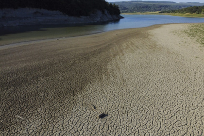 Le lit asséché d'un bras de rivière approvisionnant un barrage à Elena, en Bulgarie, le 2 juillet 2025 - Nalini LEPETIT-CHELLA, Valentina BRESCHI (AFP)