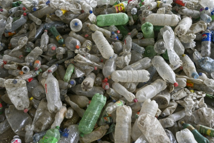 Des bouteilles en plastique s'amoncellent près de la rivière Las Vacas à Chinautla, au Guatemala, le 3 juin 2025 - JOHAN ORDONEZ (AFP)