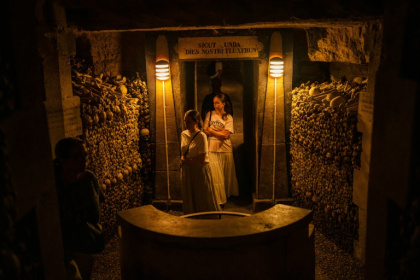 Des touristes visitent les Catacombes de Paris, le 12 août 2025 - Dimitar DILKOFF (AFP)