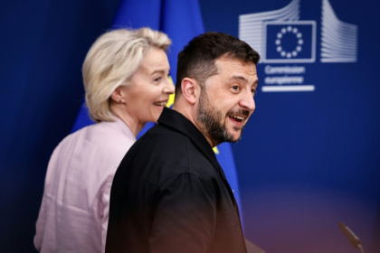 Le président ukrainien Volodymyr Zelensky et la présidente de la Commission européenne Ursula von der Leyen à Bruxelles, le 17 août 2025 - Simon Wohlfahrt (AFP)