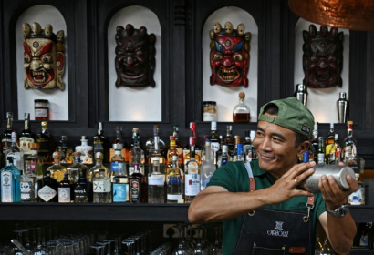 Un cocktail préparé au bar Barc à Katmandou le 2 juillet 2025 - Prakash MATHEMA (AFP)