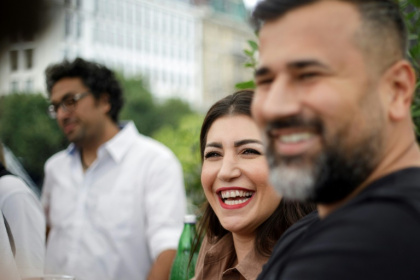 Le policier Tahir Idiskut et son épouse institutrice, Ilkay Idiskut, participent à un dîner avec des inconnus, le 5 août 2025 à Vienne - Alex HALADA (AFP)