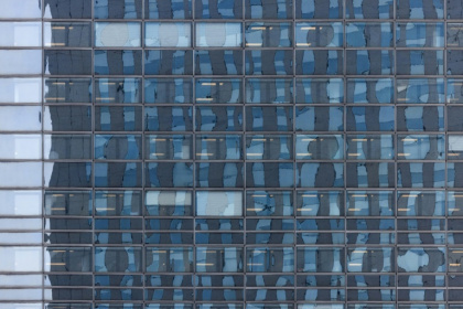 La façade vitrée d'un immeuble du quartier d'affaires de la Défense à Courbevoie, à l'ouest de Paris, le 25 mars 2025 - JOEL SAGET (AFP)