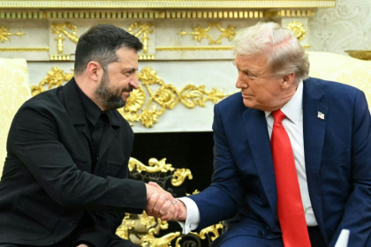 Le président américain Donald Trump (d) serre la main de son homologue ukrainien Volodymyr Zelensky lors d'une rencontre dans le Bureau ovale à la Maison Blanche, le 18 août 2025 à Washington - Mandel NGAN (AFP)