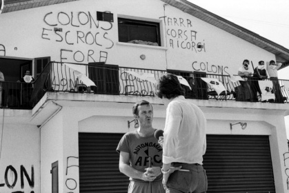 Edmond Simeoni (g), interviewé par un journaliste devant une cave viticole, pendant une trêve lors d'une prise d'otagesà Aléria, le 22 août 1975 en Haute-Corse - STF (AFP)
