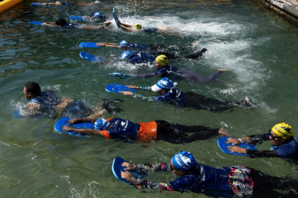 Des mères des quartiers Nord de Marseille participent à un cours de natation dispensé par l'association "Le Grand Bleu" dans une piscine d'eau de mer près du port de l'Estaque, le 11 août 2025 - Miguel MEDINA (AFP)