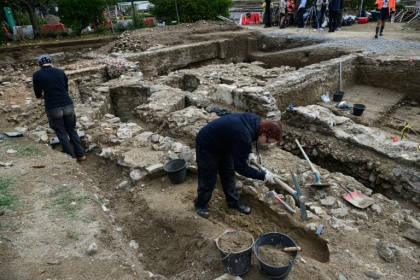 Des archéologues s'activent sur les vestiges d'un mausolée dans la cité gallo-romaine de Vienne, dans le Rhône, le 21 août 2025, sur le site de Saint-Romain-en-Gal - JEAN-PHILIPPE KSIAZEK (AFP)