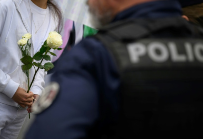 Une élève apporte des fleurs à Nantes, le 25 avril 2025, au lendemain d'une attaque au couteau dans un établissement scolaire qui a fait un mort et trois blessés - Loic VENANCE (AFP)