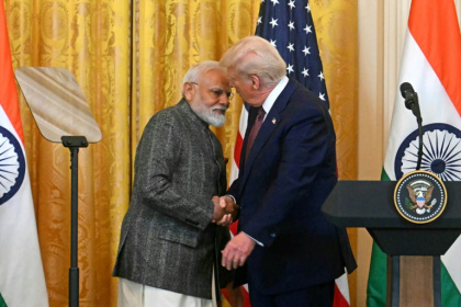 Narendra Modi et Donald Trump se serrent la main lors d'une conférence de presse à la Maison Blanche, le 13 février 2025 - Idrees MOHAMMED (AFP)