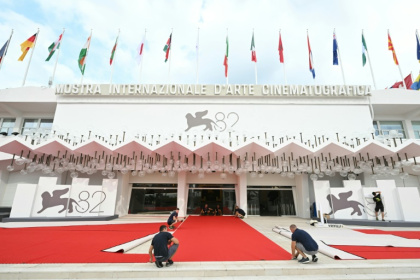 Des ouvriers installent le tapis rouge à la veille de l'ouverture de la 82e Mostra de Venise (Italie), le 26 août 2025 - Stefano RELLANDINI (AFP)