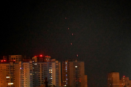 La défense aérienne ukrainienne tire sur des drones russes lors d'une attaque nocturne massive sur Kiev ,le 28 août 2025 - ANDREW CABALLERO-REYNOLDS (AFP)