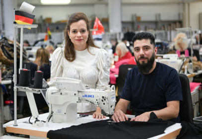 L'Allemande Bonita Grupp, directrice de la compagnie textile Trigema, et son employé syrien Habash Mustafa, le 16 juillet 2025 à Burladingen, dans le sud de l'Allemagne - THOMAS KIENZLE (AFP)