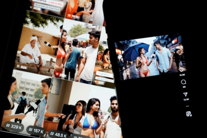 Photo d'illustration, le 14 juillet 2025 à Washington, montrant des images sur Internet et les réseaux sociaux de femmes en bikini, générées par l'IA, menant des interviews dans la rue - Oliver Contreras (AFP)