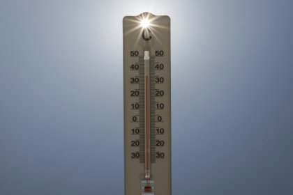 L'été 2025, marqué par deux épisodes de canicule, a été le troisième plus chaud enregistré en France depuis le début des mesures par Météo-France en 1900 - Martin LELIEVRE (AFP)