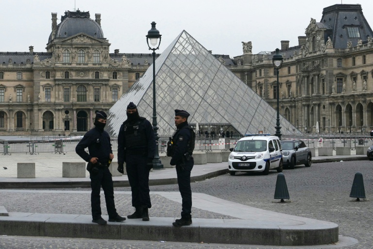 Vol des bijoux du Louvre : la traque est lancée, la sécurité des musées en débat