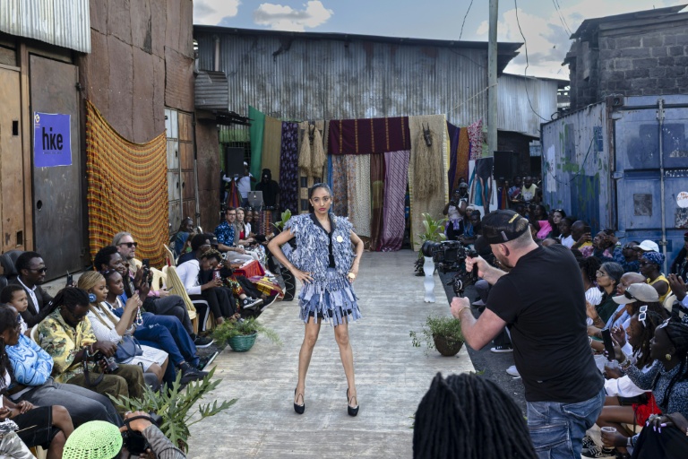 De la décharge au podium : au Kenya, les vêtements de seconde main ont leur défilé de mode