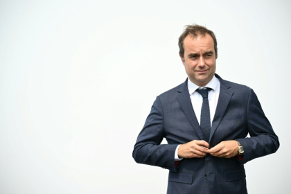Le Premier ministre Sébastien Lecornu, le 17 juin 2025 à l'aéroport du Bourget - Bertrand GUAY (AFP)