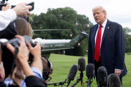 Le président américain Donald Trump parle à la presse devant la Maison Blanche, à Washington, le 11 septembre 2025 - SAUL LOEB (AFP)