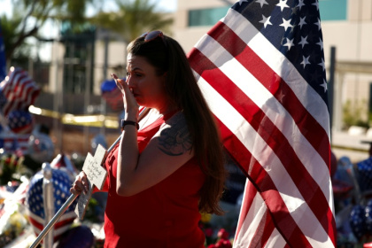Une femme pleurant la mort de Charlie Kirk devant le siège de Turning Point USA à Phoenix, dans l'Arizona, le 12 septembre 2025 - CHARLY TRIBALLEAU (AFP)