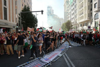 Des manifestants propalestiniens envahissent la rue pendant la 21e et dernière étape du Tour d'Espagne cycliste, le 14 décembre 2025 à Madrid - Thomas COEX (AFP)