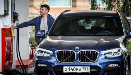 Un homme fait le plein d'essence dans une station-service à Moscou, le 8 septembre 2025 - Alexander NEMENOV (AFP)