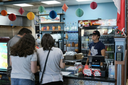 Un employé (d) sert des clients dans un restaurant mexicain à Houston, le 10 septembre 2025 au Texas - RONALDO SCHEMIDT (AFP)