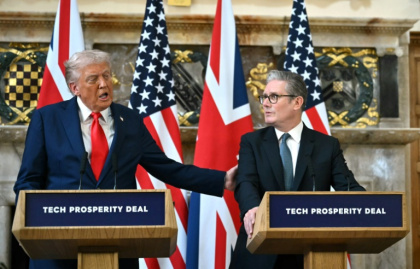 Le président américain Donald Trump (g) et le Premier ministre britannique Keir Starmer lors d'une conférence de presse à Chequers, le 18 septembre 2025 au nord-ouest de Londres - James RYBACKI (AFP)