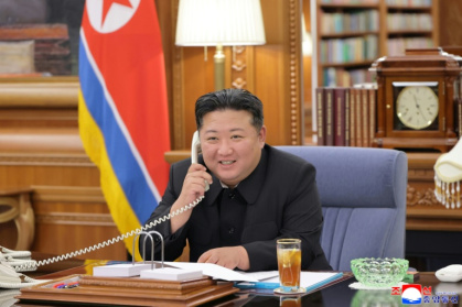 Photo diffusée par l'agence de presse officielle de Pyongyang KCNA montrant le dirigeant nord-coréen Kim Jong Un au téléphone, le 12 août 2025 en Corée du Nord - Jade Gao (AFP)