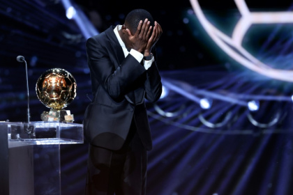 Ousmane Dembélé ne peut retenir ses larmes après avoir remercié ses proches en recevant le Ballon d'Or, le 22 septembre 2025 au Théâtre du Châtelet, à Paris - Franck FIFE (AFP)