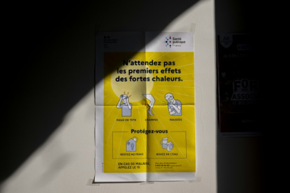 Une affiche invitant à pendre des précautions face aux fortes chaleurs, à la mairie de Noisy-le-Sec (Seine-saint-Denis), le 14 août 2025 - Martin LELIEVRE (AFP)