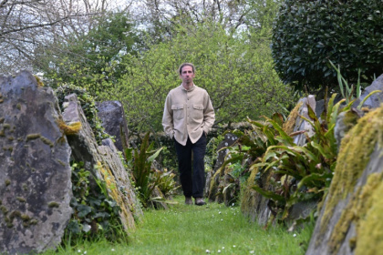 Le chef Hugo Roellinger dans le jardin aromatique de son restaurant "Château Richeux" à Saint-Meloir-des-Ondes, le 3 avril 2025 en Ille-et-Vilaine - Damien MEYER (AFP)