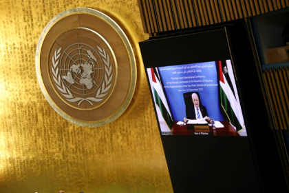 Le président palestinien Mahmoud Abbas s'exprime par vidéo lors d'un sommet au siège des Nations unies, à New York, le 22 septembre 2025 - Ludovic MARIN (AFP)