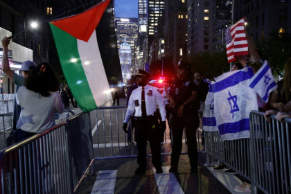 Des manifestants pro-palestiniens (G) face à des manifestants pro-israéliens (D) à New York, aux Etats-Unis, le 25 septembre 2025 - Leonardo MUNOZ (AFP)
