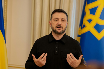 Le président ukrainien Volodymyr Zelensky lors d'une conférence de presse à Kiev, le 27 septembre 2025 - Tetiana DZHAFAROVA (AFP)